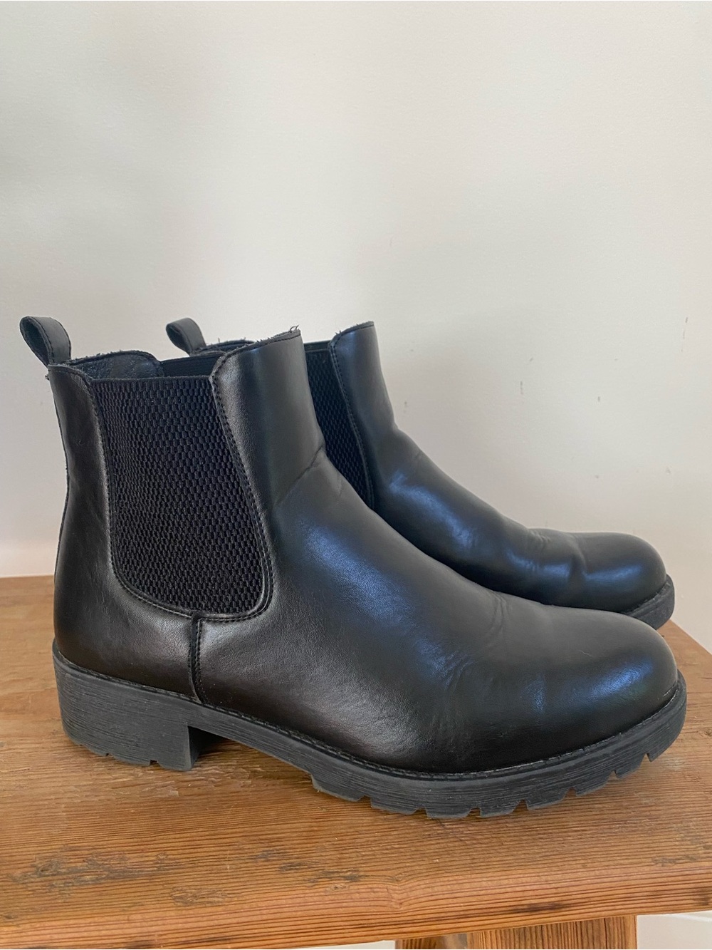Vepose Women’s Pull-On Chelsea Ankle Boots in black.
